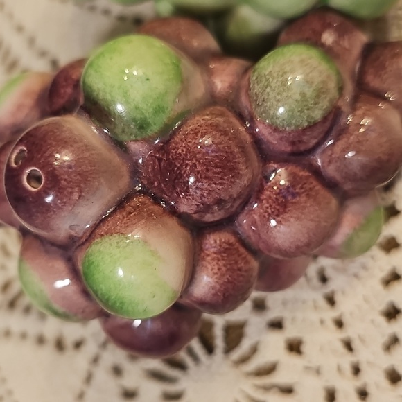 Vintage Japan Ceramic Green and Purple Grape Cluster Dainty Salt/Pepper Shakers - Picture 4 of 8